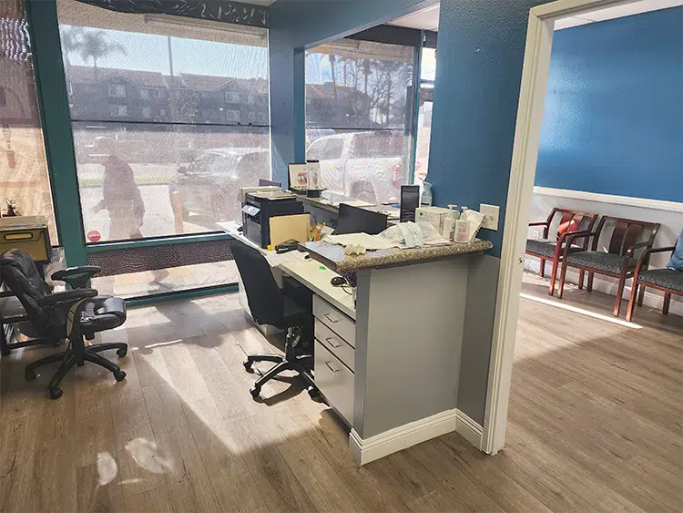 front-desk-2-1.jpg (1)