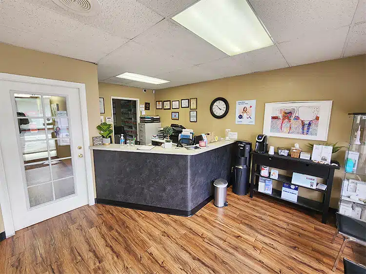 front-desk-2-5.jpg (1)