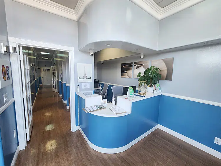 front-desk-8.jpg